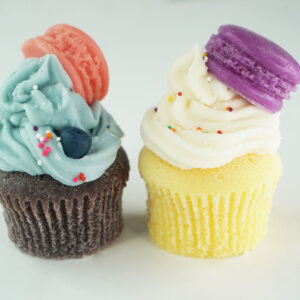 Chocolate-Cupcake-with-Blueberry-Frosting-and-Lemon-Cupcake-with-Vanilla-Frosting-Melt-or-Candle