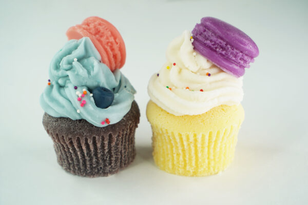 Chocolate-Cupcake-with-Blueberry-Frosting-and-Lemon-Cupcake-with-Vanilla-Frosting-Melt-or-Candle